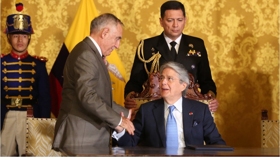 Paco Moncayo saluda al presidente Guillermo Lasso durante el evento de firma del decreto ejecutivo sobre la lucha contra el terrorismo, el 3 de mayo de 2023, en el Palacio de Carondelet (Quito). - Foto: Flickr / Presidencia de la República

Primicias.ec: https://www.primicias.ec/noticias/politica/terrorismo-paco-moncayo-no-guerra-armada/
